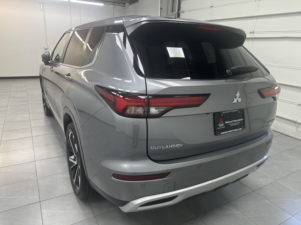 2023 Mitsubishi Outlander SE photo 3