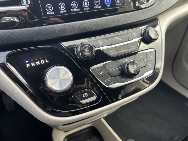 2017 Chrysler Pacifica Touring L photo 11