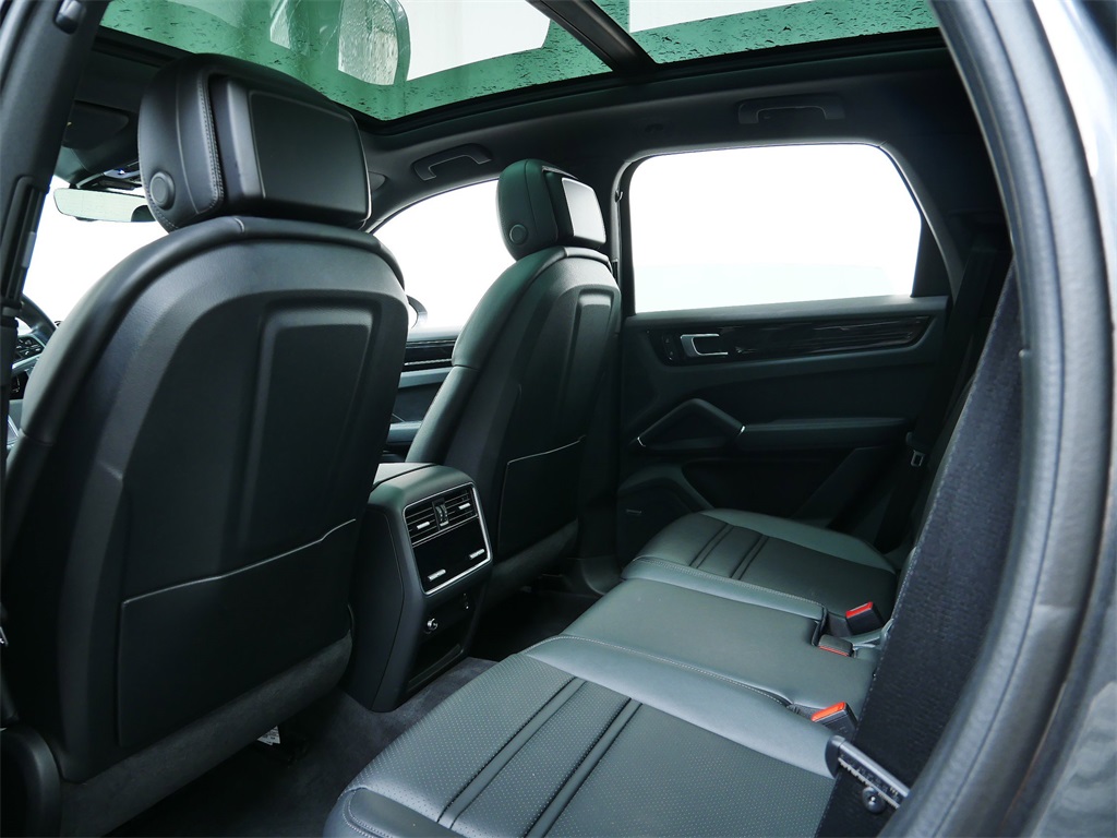 2022 Porsche Cayenne photo 13