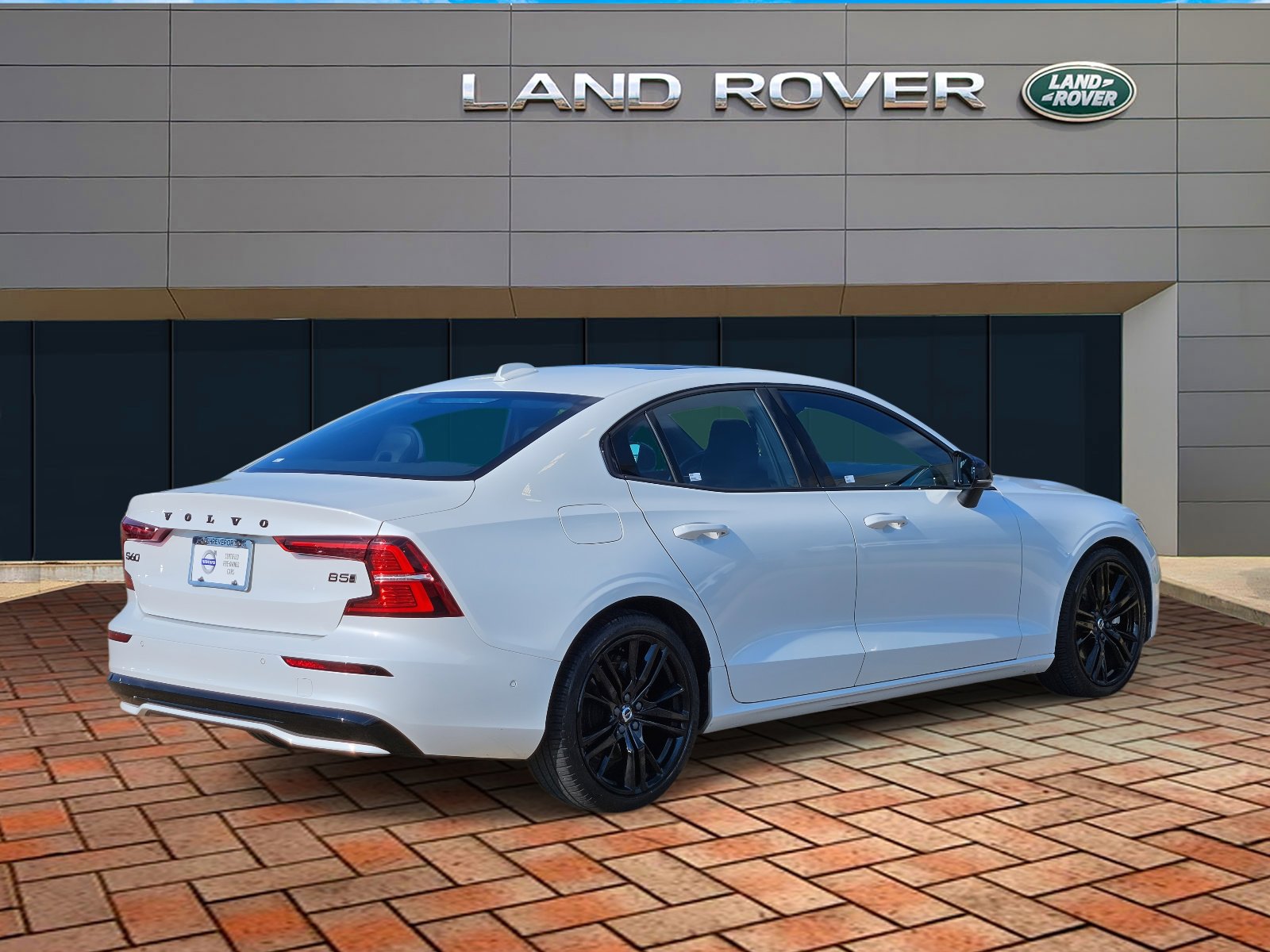 2024 Volvo S60 B5 AWD Plus Black Edition photo 4