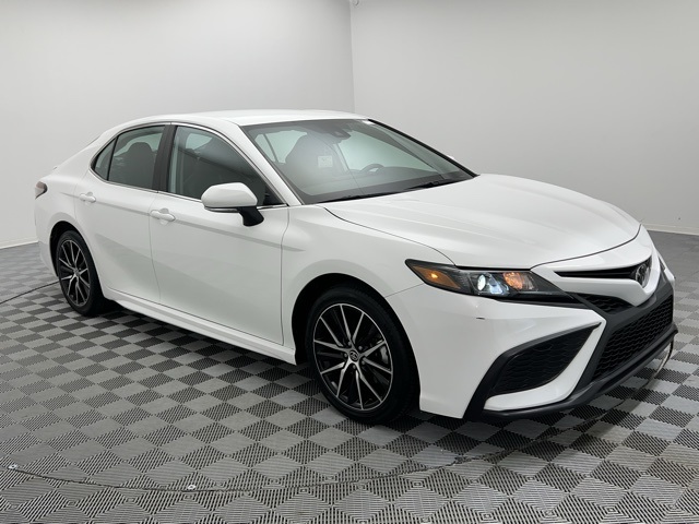 2024 Toyota Camry SE photo 3
