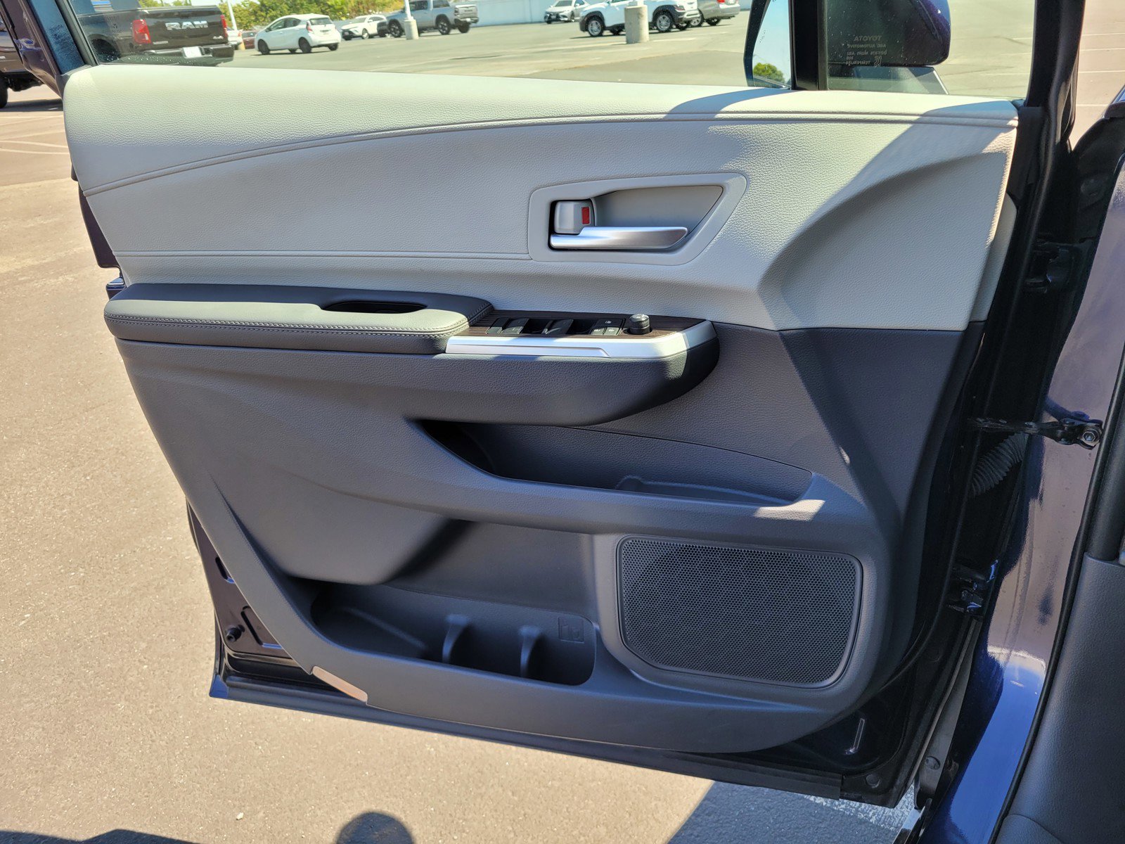 2023 Toyota Sienna XLE photo 24