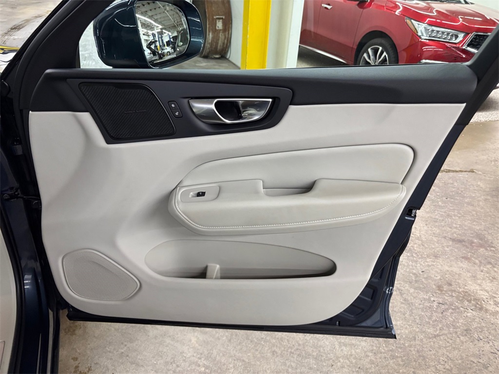 2023 Volvo XC60 B5 Plus photo 19