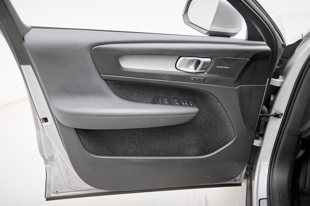 2023 VOLVO XC40 - Image 9