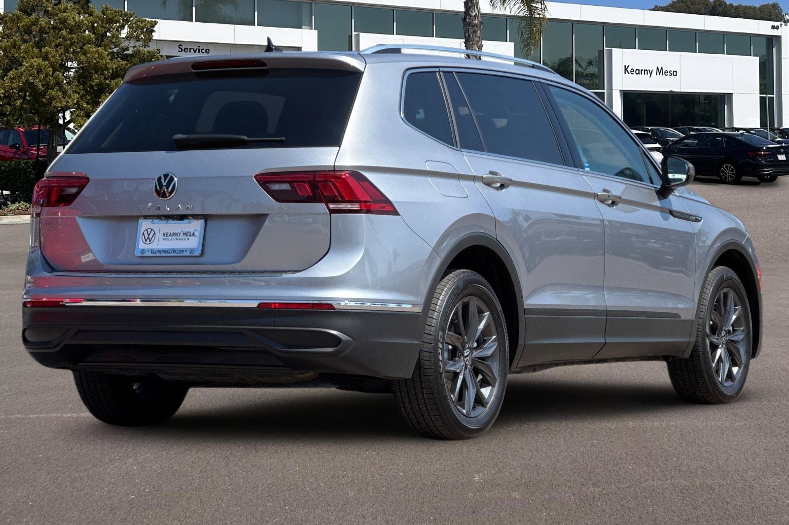 2022 Volkswagen Tiguan SE photo 2