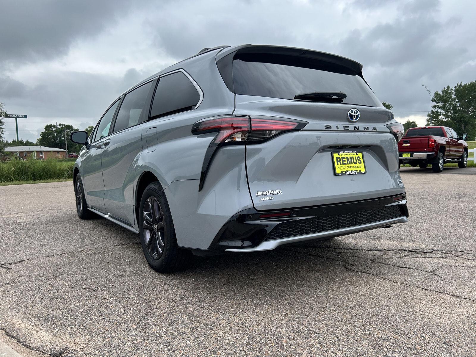 2024 Toyota Sienna XSE photo 3