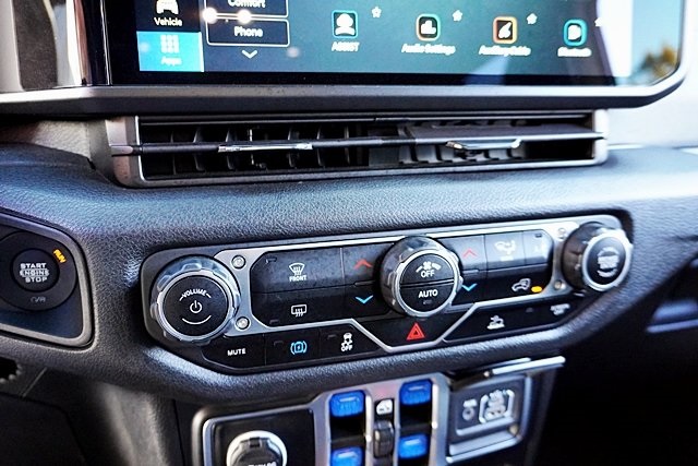 Used 2024 White Jeep Sport S 4xe image 28