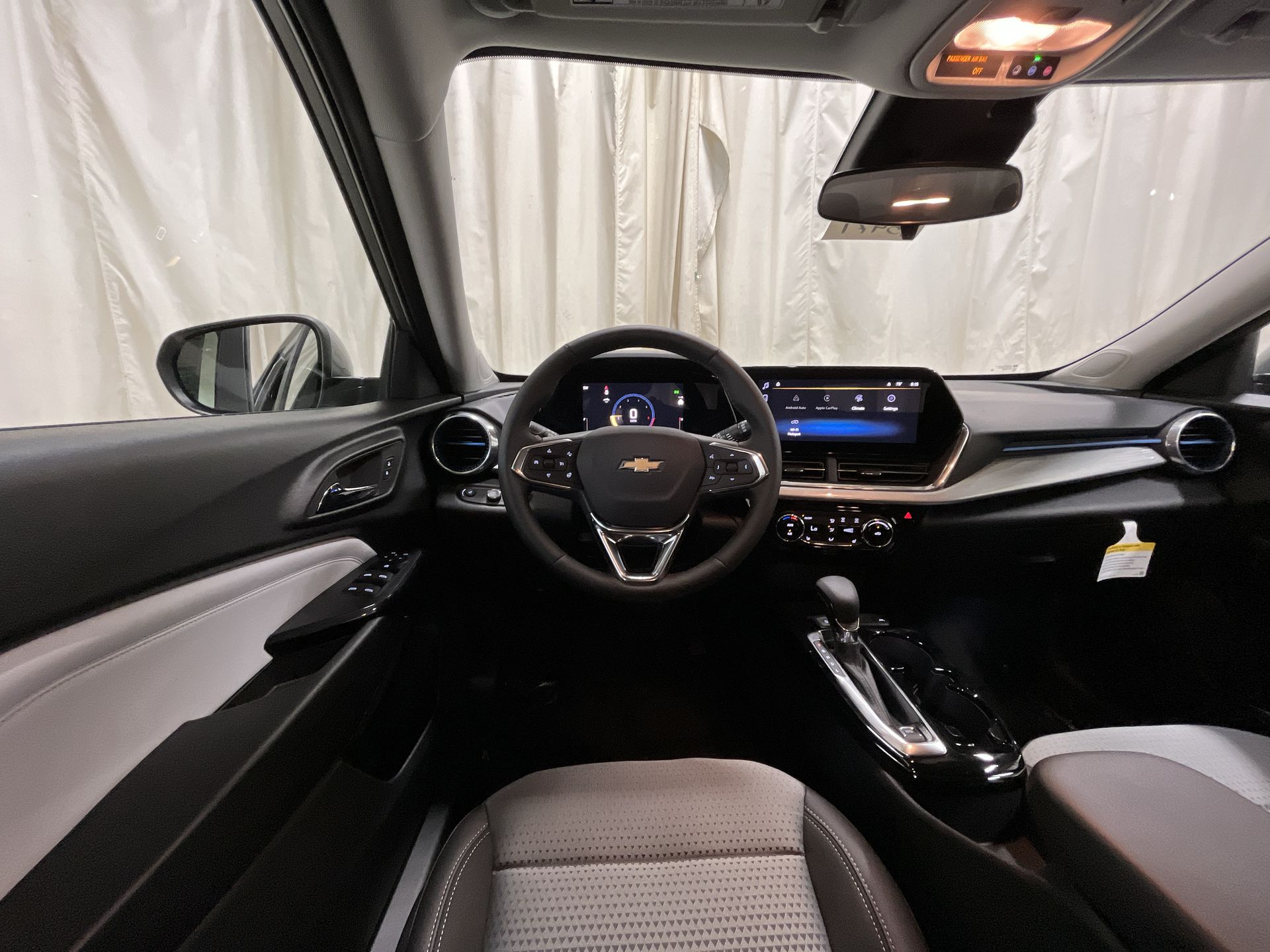 2025 Chevrolet Trax LT photo 2