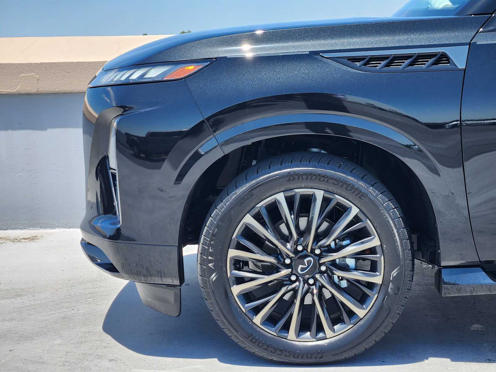 2025 Infiniti QX80 photo 9