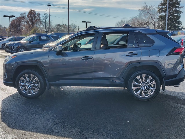 2019 Toyota RAV4 XLE Premium photo 4