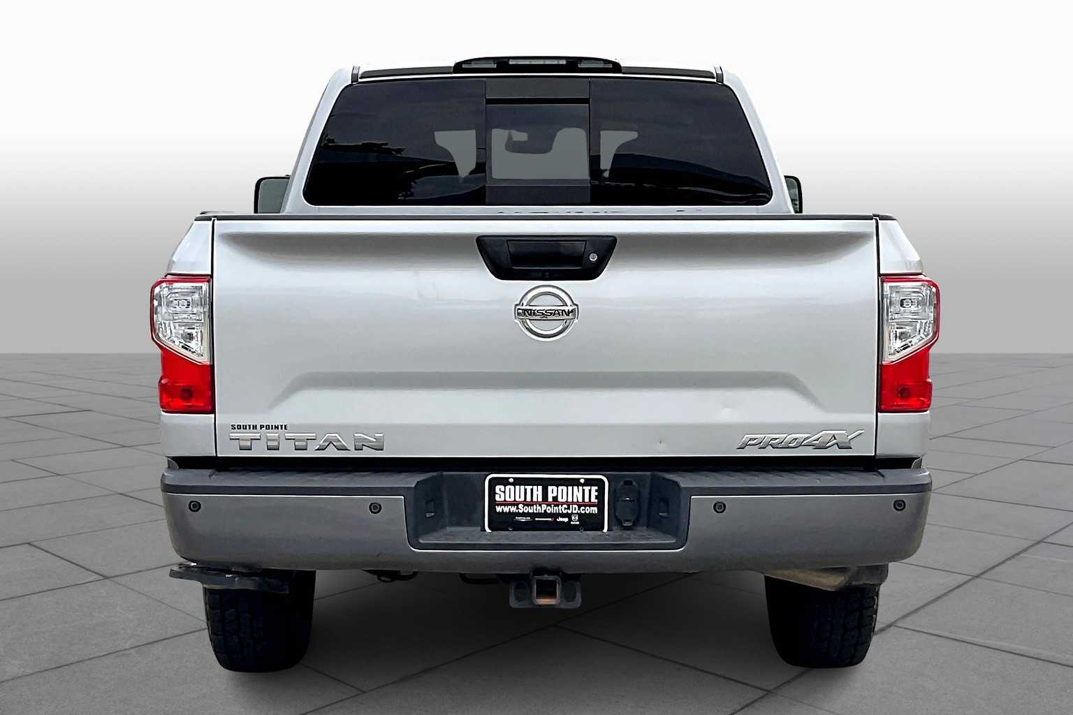 2019 Nissan Titan PRO-4X photo 4