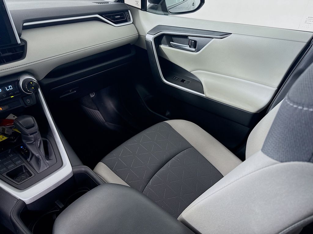 2023 Toyota RAV4 XLE photo 17