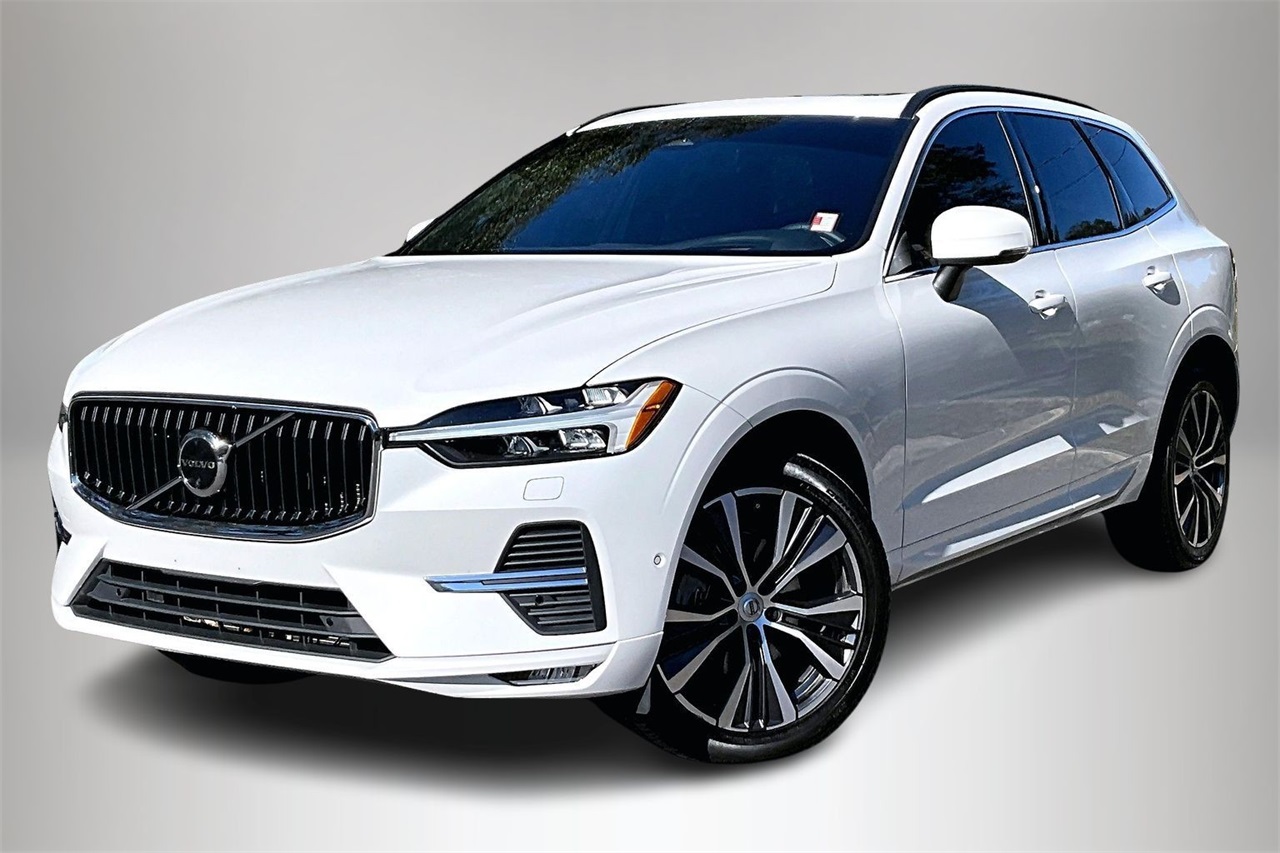 2022 Volvo XC60 Momentum's photo