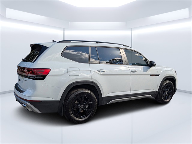 2025 Volkswagen Atlas Peak Edition SE photo 3