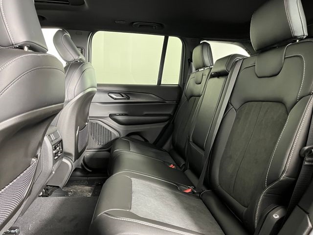 2025 Jeep Grand Cherokee Laredo Altitude photo 4