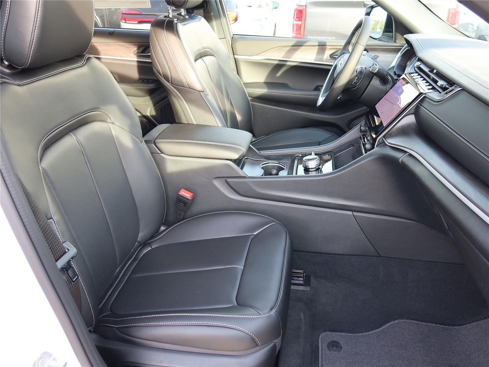 2025 Jeep Grand Cherokee Limited photo 3