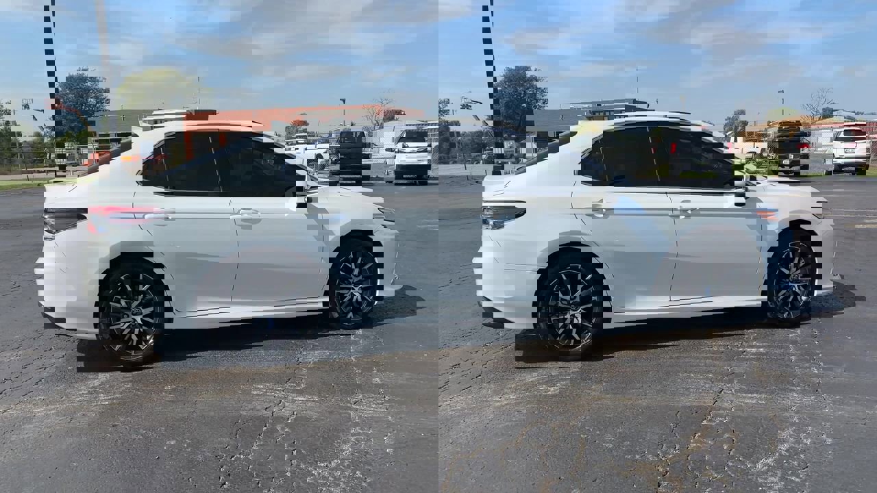 2022 Toyota Camry Hybrid XLE photo 9