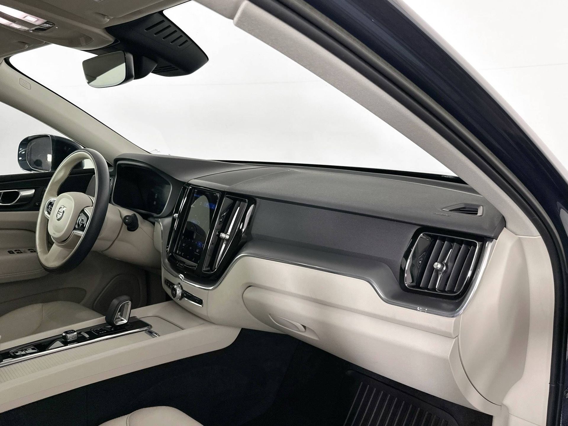2023 Volvo XC60 B5 Core photo 25