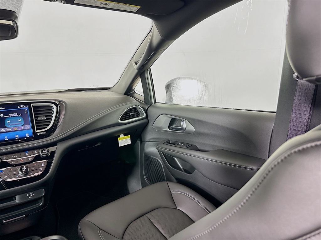 2026 Chrysler Pacifica photo 18
