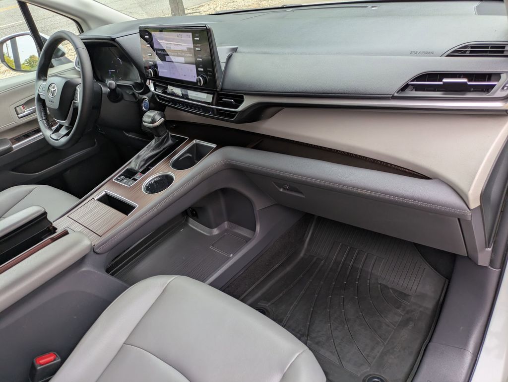 2022 Toyota Sienna XLE photo 27