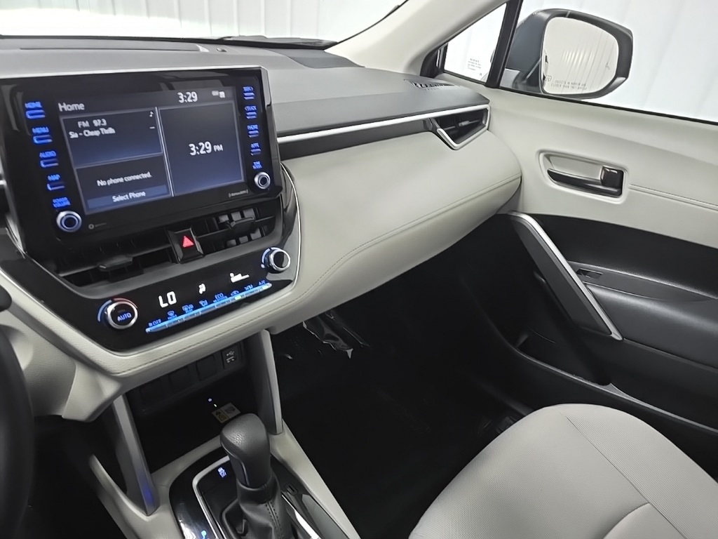 2022 Toyota Corolla Cross LE photo 24