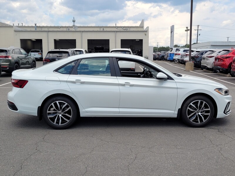 2025 Volkswagen Jetta SE photo 2