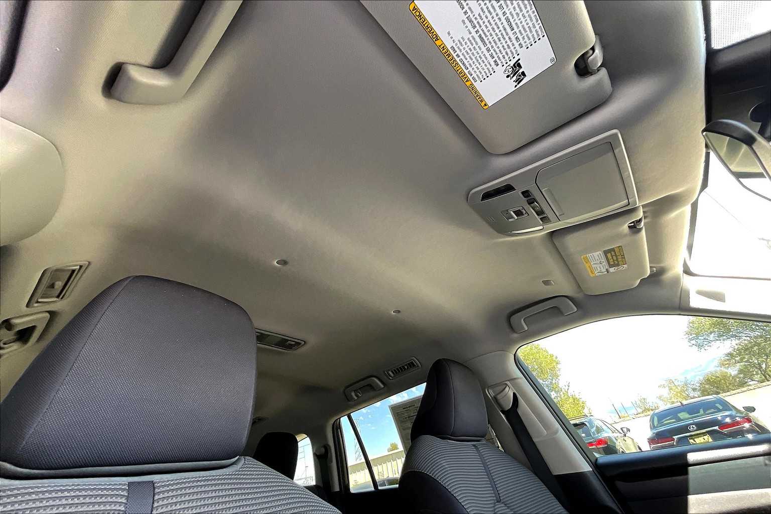 2020 Toyota Highlander LE photo 13