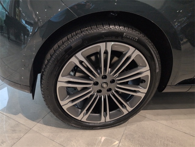 2025 Land Rover Range Rover SE photo 5