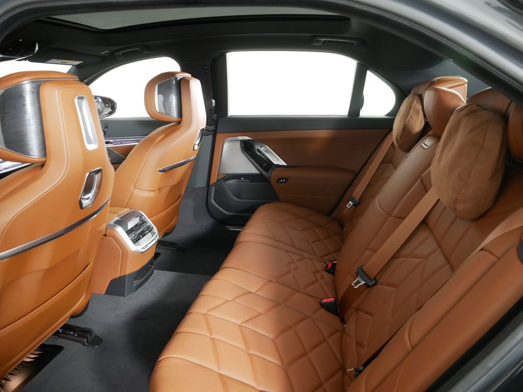 2025 Bmw 750e 750e xDrive photo 25