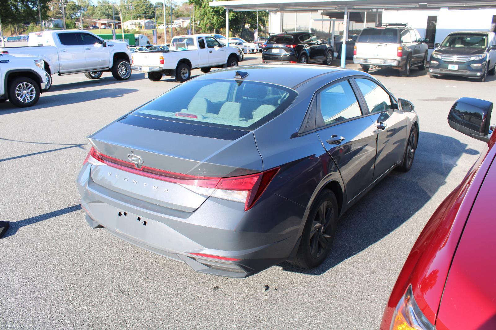 2023 Hyundai Elantra SEL photo 3