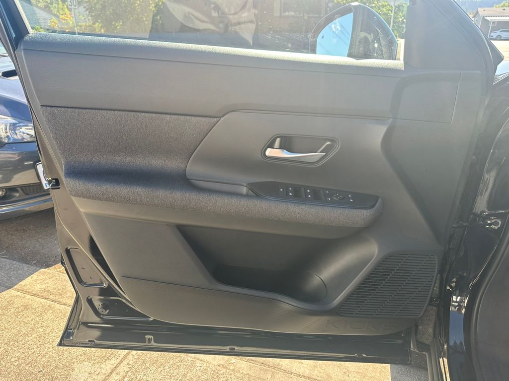 2025 Nissan Kicks SV photo 13