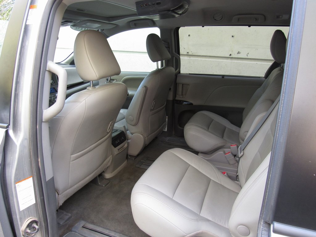 2018 Toyota Sienna XLE photo 13
