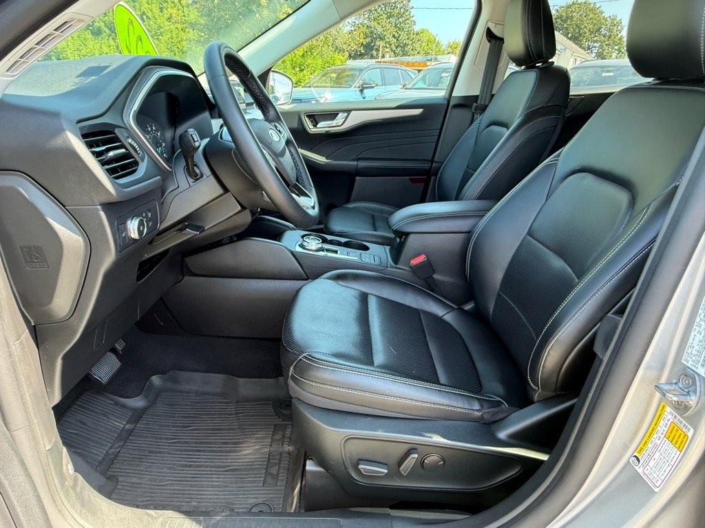 2022 Ford Escape SEL photo 3