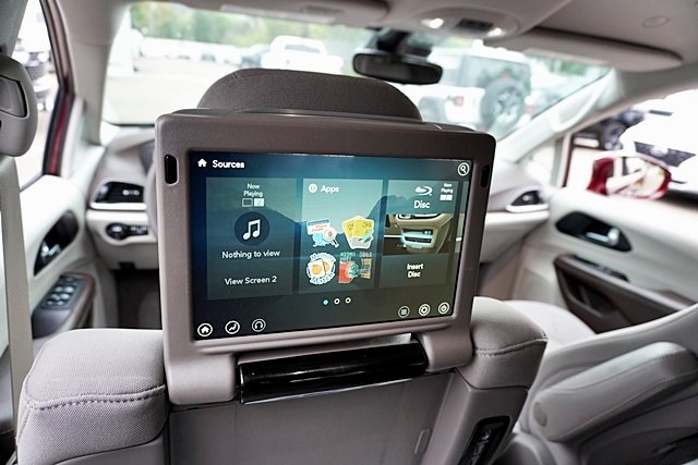 2021 Chrysler Pacifica Touring photo 18