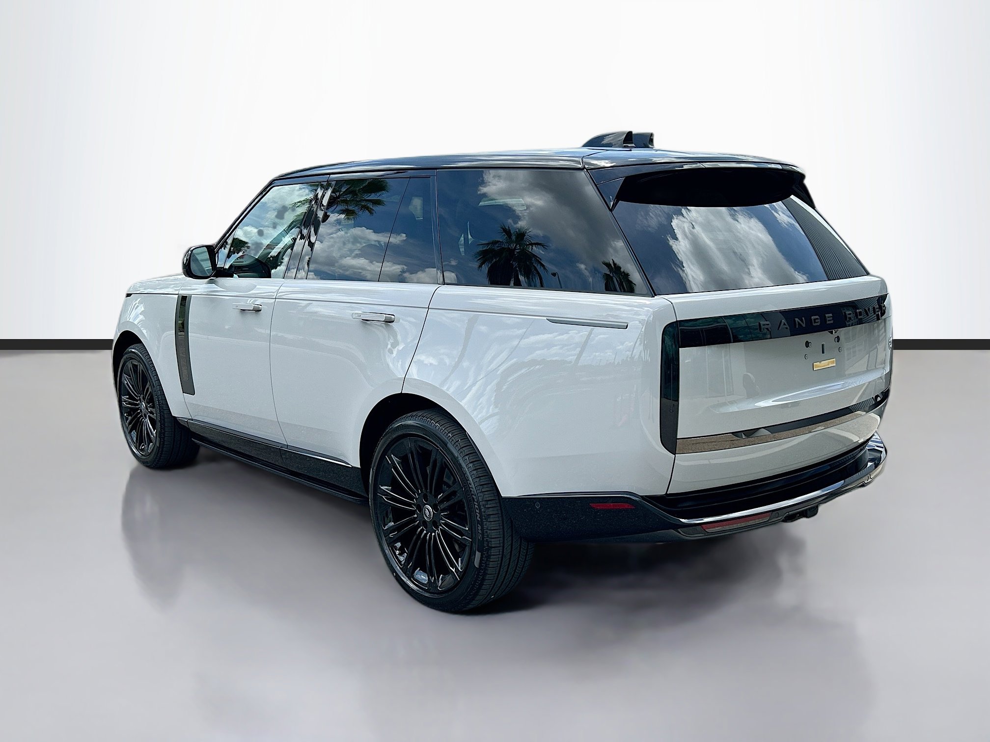 2025 Land Rover Range Rover SV photo 3