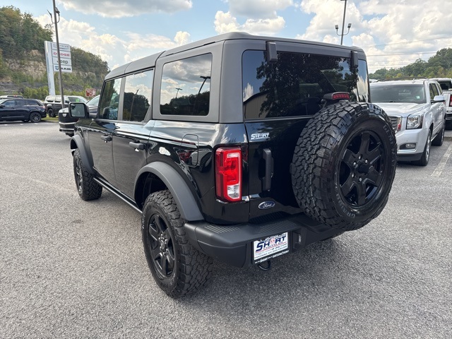 2024 Ford Bronco Black Diamond photo 3