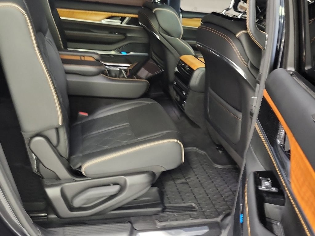 2023 Jeep Grand Wagoneer III photo 5