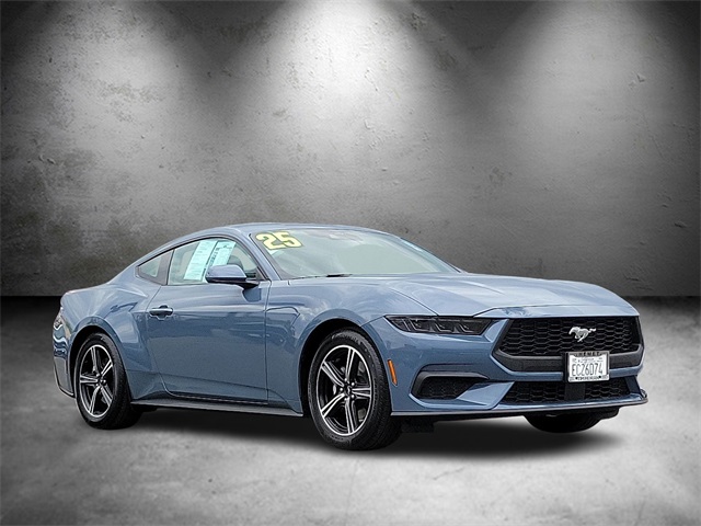 2025 Ford Mustang EcoBoost photo 3