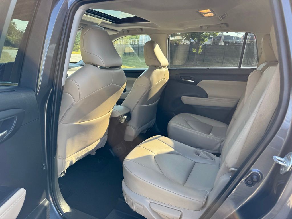 2023 Toyota Highlander XLE photo 24