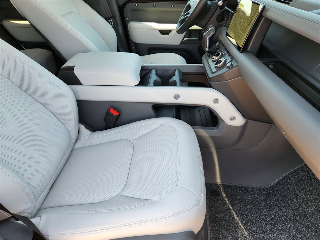 2025 Land Rover Defender 130 X-Dynamic SE photo 7