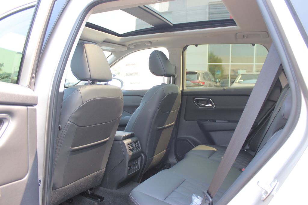 2025 Nissan Rogue Platinum photo 14
