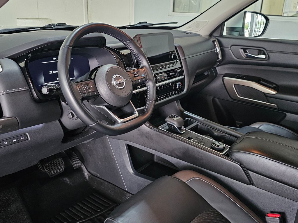 2022 Nissan Pathfinder Platinum photo 9