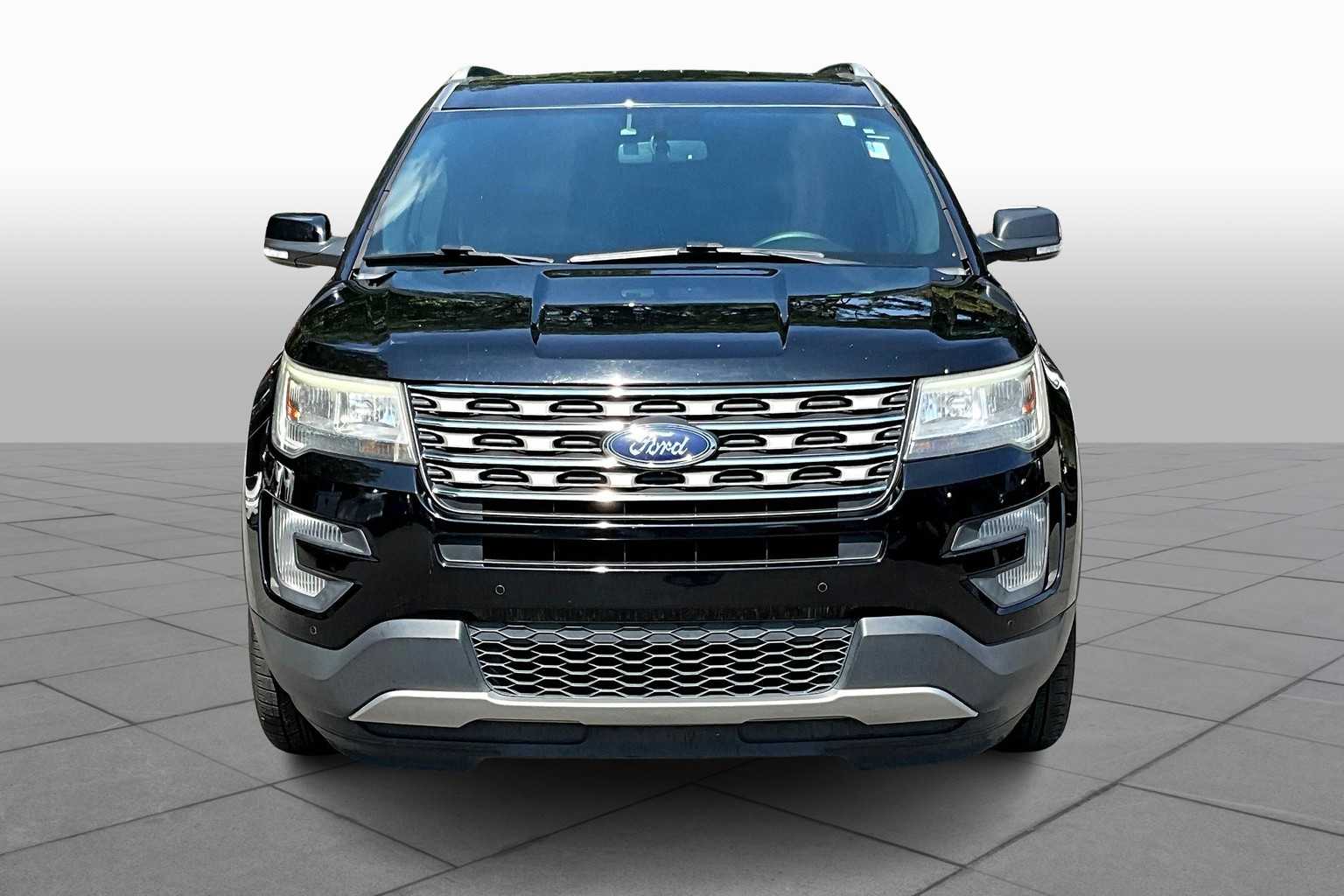2017 Ford Explorer XLT photo 3