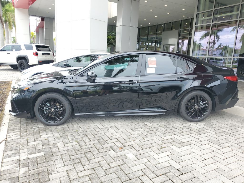 2025 Toyota Camry SE photo 5