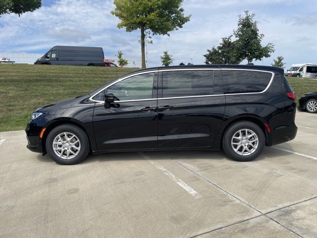 2026 Chrysler Pacifica photo 2
