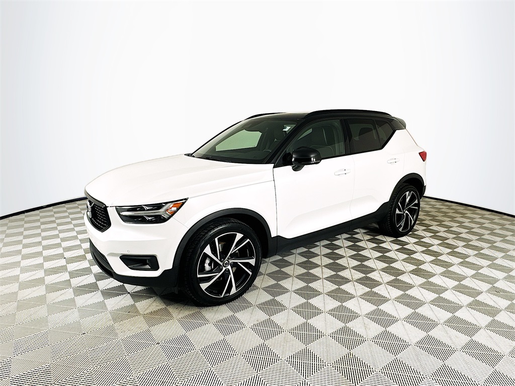 2021 Volvo XC40 R-Design photo 3