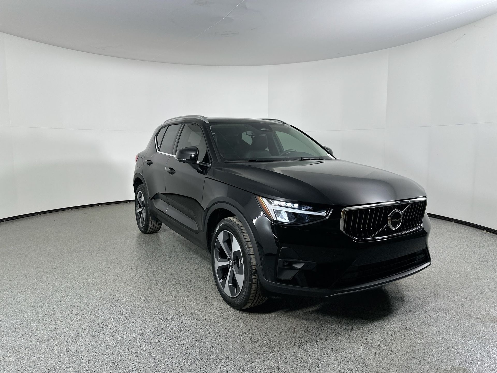 2025 Volvo XC40 AWD Plus photo 3