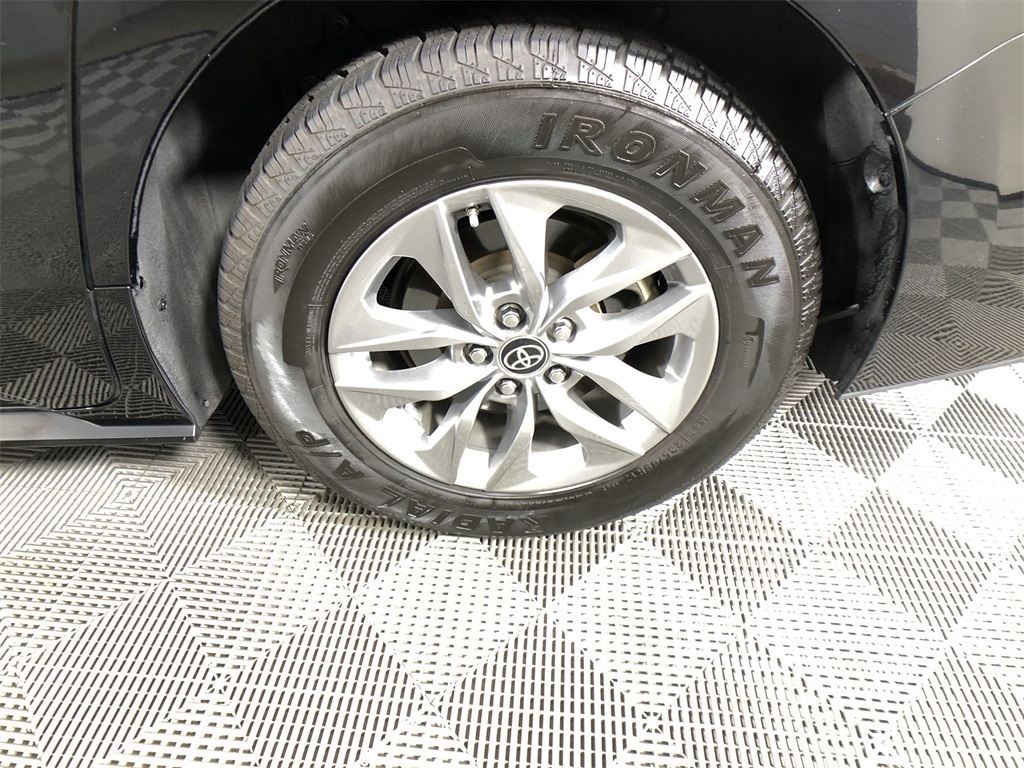 2024 Toyota Sienna XLE photo 27