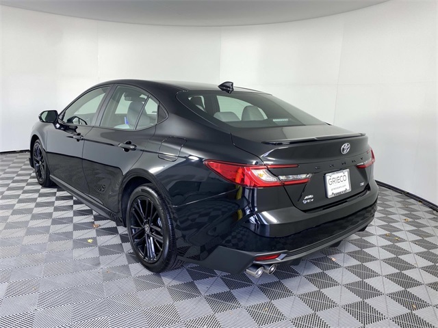 2025 Toyota Camry SE photo 3