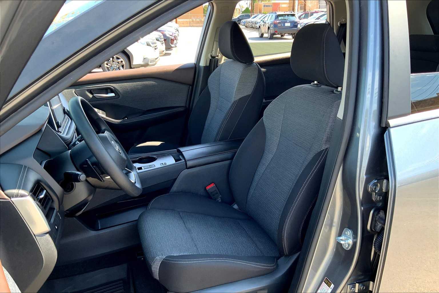 2023 Nissan Rogue SV photo 4